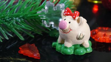 Domuz oyuncak ve kış dekor, tebrikler tatilde. Noel ışıkları arka plan üzerinde domuz yılı sembolü