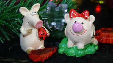 Domuz oyuncak ve kış dekor, tebrikler tatilde. Noel ışıkları arka plan üzerinde domuz yılı sembolü