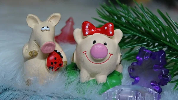 Zabawka świnia i zimowe wystrój, gratulacje na wakacje. Symbol w roku świni na tle światła Bożego Narodzenia — Zdjęcie stockowe