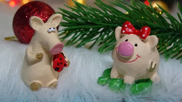 Porco de brinquedo e decoração de inverno, parabéns pelas férias. Símbolo do ano do porco no fundo das luzes de Natal — Fotografia de Stock