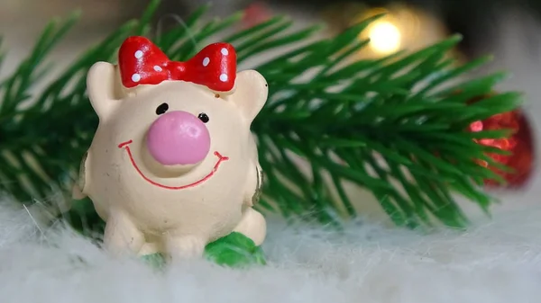 Domuz oyuncak ve kış dekor, tebrikler tatilde. Noel ışıkları arka plan üzerinde domuz yılı sembolü
