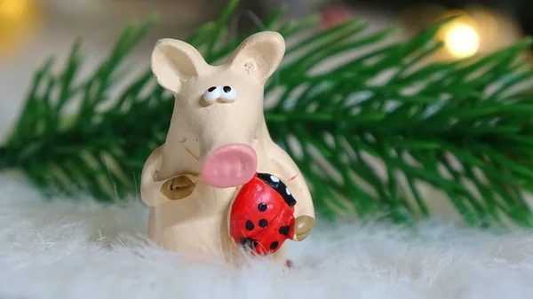 Игрушечная свинья и зимний декор, поздравляю с праздником. Символ года свиньи на фоне рождественских огней — стоковое фото