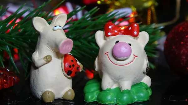 Porco de brinquedo e decoração de inverno, parabéns pelas férias. Símbolo do ano do porco no fundo das luzes de Natal — Fotografia de Stock