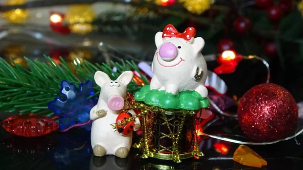 Porco de brinquedo e decoração de inverno, parabéns pelas férias. Símbolo do ano do porco no fundo das luzes de Natal — Fotografia de Stock