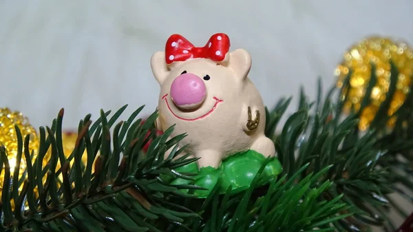 Domuz oyuncak ve kış dekor, tebrikler tatilde. Noel ışıkları arka plan üzerinde domuz yılı sembolü