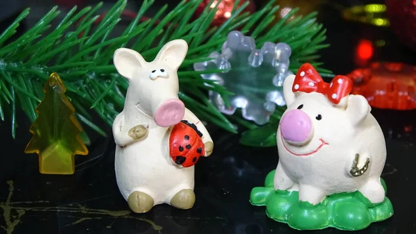 Porco de brinquedo e decoração de inverno, parabéns pelas férias. Símbolo do ano do porco no fundo das luzes de Natal — Fotografia de Stock