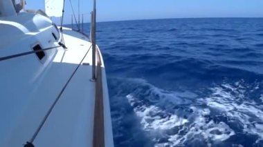 Yatlar güverte görünümünden yay ve örtü, yakın çekim için. S IDE görünümü ile mavi deniz ve dalgalar.