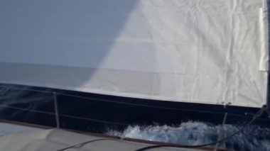 Yatlar güverte görünümünden yay ve örtü, yakın çekim için. S IDE görünümü ile mavi deniz ve dalgalar.