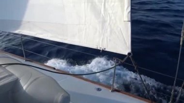 Yatlar güverte görünümünden yay ve örtü, yakın çekim için. S IDE görünümü ile mavi deniz ve dalgalar.