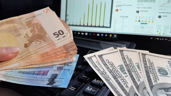 Verschillende papieren geld bankbiljetten op tafel close-up. Financiële berekeningen, geld en zeshoekjes. — Stockfoto