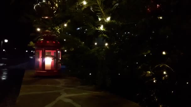 Weihnachten Laterne Nahaufnahme Weihnachten Rote Laterne Steht Unter Einem Tannenbaum — Stockvideo