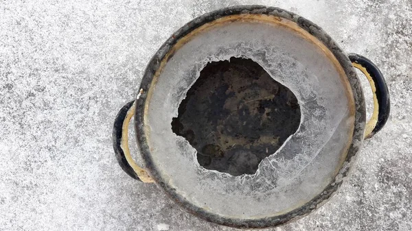 Buz eski kova. Bir kova buz parçaları.