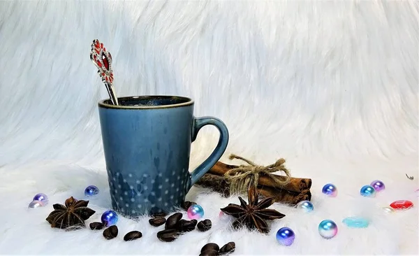 Tarçın ile sıcak kahve ile ahşap tepsi yapışır. kahve çekirdekleri, tarçın, Yıldız anason ve Kuru portakal. Sabah. Ara. Yaşam tarzı. Yakın çekim. Seçilen odak