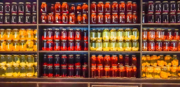 Çilek ve elma kavanoz komposto. Komposto bir ahşap raf, birkaç renkli kutular. Seçici odak. Sığ derinlik-in tarla.