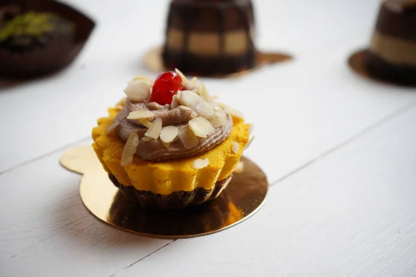 Güzel tasarımcı çikolatalı kek masanın üzerinde duruyor. Lezzetli ev yapımı tatlılar Şef tarafından iyi görünüyor.