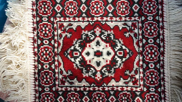 Heldere kleurrijke geweven vloermat. Turkse decoratieve tapijt achtergrond. Geweven textuur. Etnisch tapijt. Traditionele Aziatische ornamenten. Turkse bazaar achtergrond. — Stockfoto