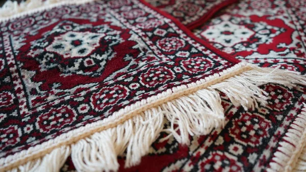 Heldere kleurrijke geweven vloermat. Turkse decoratieve tapijt achtergrond. Geweven textuur. Etnisch tapijt. Traditionele Aziatische ornamenten. Turkse bazaar achtergrond. — Stockfoto
