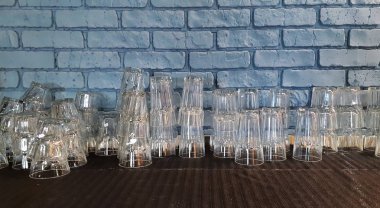 Yakın kadar Restoran vitrinde gözlük boş, yemek odasını hazırlayın. Temiz glasses.dry, bir satır aşağı tribünde şeffaf gözlük yığını