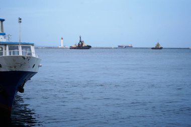 Tekne halat, gemi. Rıhtımlar üzerinde yazı demirleme, öğe bağlama için gemi limanda Emanet