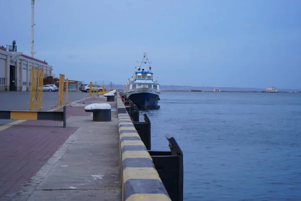 Frachtschiff im Hafen festgebunden, Neigung, Weitwinkelblick, sonniger Tag, blauer Himmel. Schiffsseile, Schiff. — Stockfoto