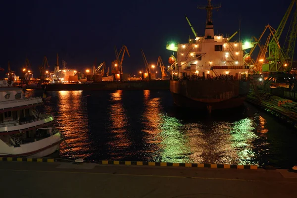 Éjszakai kilátás a vontatóhajó Odesszában cargo port. Vontatóhajók, úszó daruval is, a kikötőben. A port Night panorama — Stock Fotó