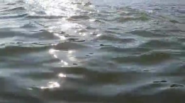 Güzel su yüzeyi güneş parlama ile. Güneş ışınları dalga deniz. Arka plan su. Işık su ve dalgalar ve güneş bir oyun yamalari