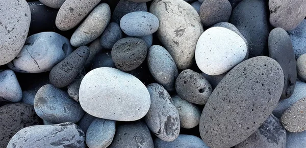 Primer plano de los guijarros marinos. Fondo de guijarros de playa de diferente forma y tamaño —  Fotos de Stock