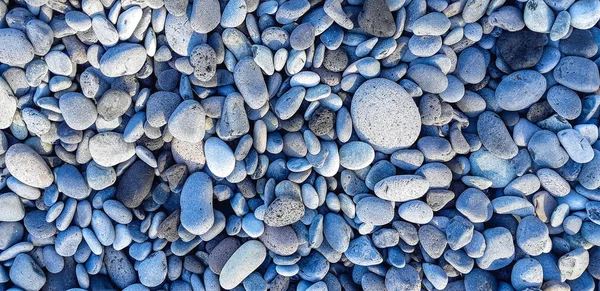 海の小石のクローズ アップ。さまざまな形状とサイズのビーチ小石の背景 — ストック写真