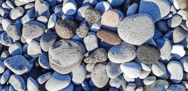 Primer plano de los guijarros marinos. Fondo de guijarros de playa de diferente forma y tamaño —  Fotos de Stock