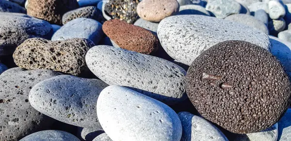 滑らかな丸い小石海テクスチャ背景を抽象化します。海の小石のクローズ アップ。さまざまな形状とサイズのビーチ小石の背景 — ストック写真