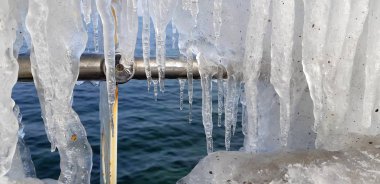Deniz ve su arka planı güzel buz kolyeler. soğuk ve buzlu hava su buz döndü..