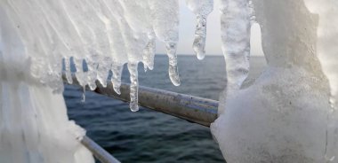 Deniz ve su arka planı güzel buz kolyeler. soğuk ve buzlu hava su buz döndü..