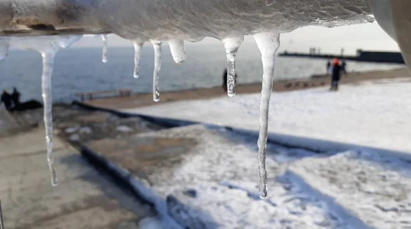 Os ciclones congelados de água do mar. Corrimãos geladas do aterro em Odessa, Ucrânia. gelo frio do mar de inverno — Fotografia de Stock