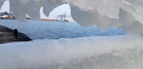 I ghiaccioli congelati dell'acqua di mare. Corrimano ghiacciato del terrapieno di Odessa, Ucraina. ghiacciolo freddo del mare invernale — Foto Stock