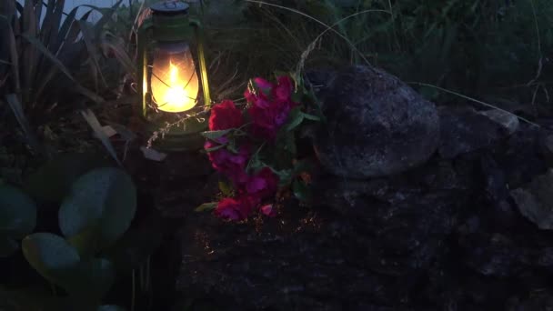 Linterna vintage por la noche durante la lluvia. linterna en la hierba verde. Velas en vasos sobre hierba verde Primer plano . — Vídeos de Stock