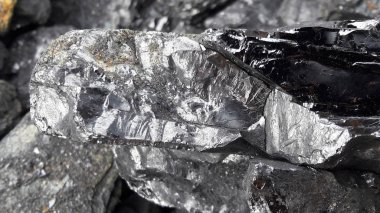 Doğal kömür gri ve siyah yakın çekim. Arka plan doğal siyah kömür. Endüstriyel kömürler. madencilik sektörü