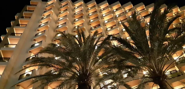 Renkli yüksek doğmak bina cephe. Modern tarzı mimarisi ile geometrik şekiller. . Kontrast kavramı sinirli ve pürüzsüz yüzeyler. Kentsel cityscape