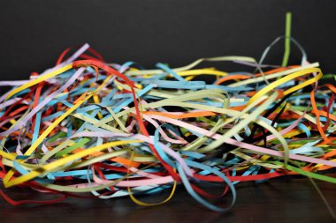 çok renkli kağıt Şerit çizgileri. Dalgalar koyu arka plan üzerinde renkli kağıt Telkari şeritler