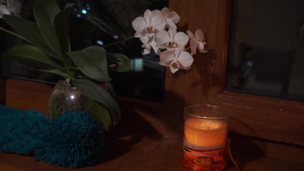 舒适的蜡烛光在黑暗中发光的窗口 — 图库视频影像