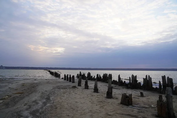 Kuyalnik estuary landscape. Kuyalnik liman salt lake in Odessa region of Ukraine. Wooden piles in a salt lake Kuyalnik estuary — Stock Photo, Image