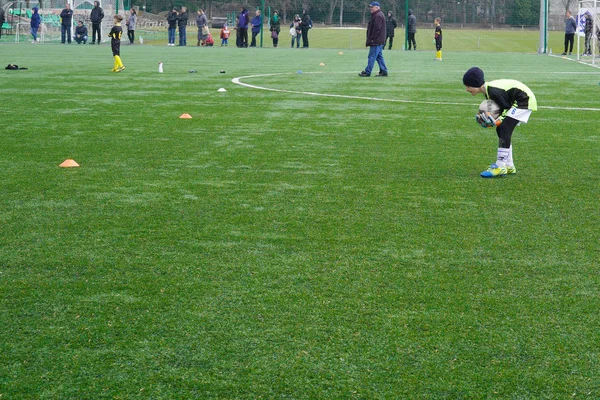 Gyermek labdarúgó-válogatott a pályán. Gyermek labdarúgó földi képzés. Fiatal focisták futás után a labda. — Stock Fotó