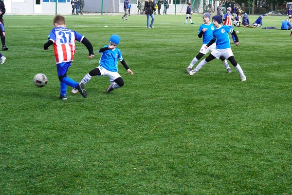 소년 축구 경기의 한 장면입니다. 피치에 어린이 축구 팀입니다. 어린이 축구 지상 훈련. 젊은 축구 선수는 공 후 실행. — 스톡 사진