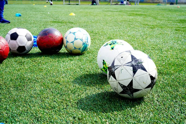 Pelotas de fútbol en un campo de fútbol durante el tiempo de práctica. Pelota sobre hierba verde del estadio. Fútbol Fútbol en línea blanca de fondo de campo de fútbol . —  Fotos de Stock