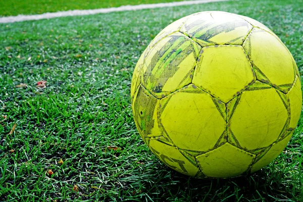 경기장의 푸른 잔디에 공입니다. 축구 축구 축구 필드 배경의 흰색 라인에. — 스톡 사진