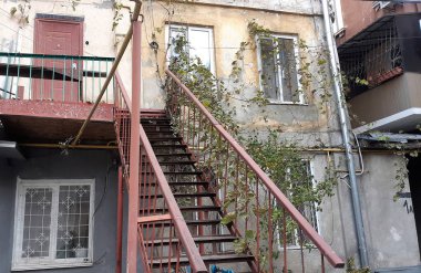 Eski courtyard Odessa şehir. Vintage penceresi olan geleneksel ev. Cityscape
