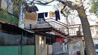 Islak havlu ve çarşaflar güneşte kurutulur. Eski courtyard Odessa şehir. Vintage penceresi olan geleneksel ev. Cityscape