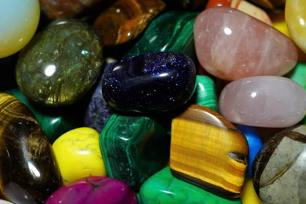 Yarı değerli değerli taş seti. Güzel değerli taşlar mineralleri. birçok yarı değerli taş closeup görüntü -