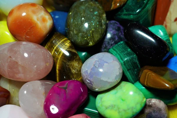 Yarı değerli değerli taş seti. Güzel değerli taşlar mineralleri. birçok yarı değerli taş closeup görüntü -