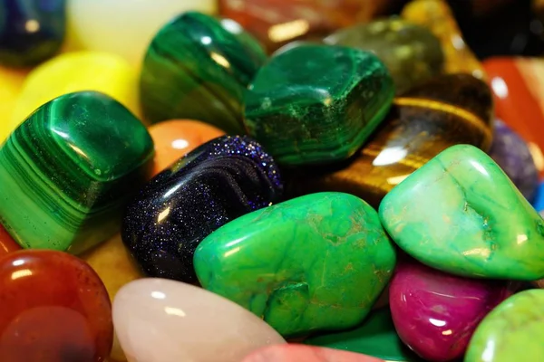 Conjunto de gemas semi-preciosas. Hermosas piedras preciosas minerales. imagen de muchas piedras semipreciosas de primer plano  - — Foto de Stock
