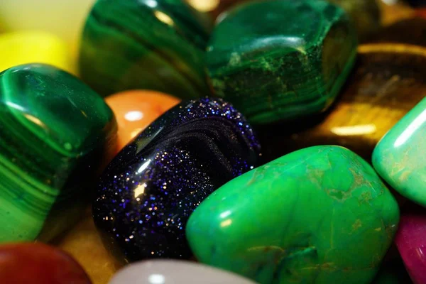 Set di pietre semipreziose. Belle pietre preziose minerali. immagine di molte pietre semipreziose primo piano  - — Foto Stock